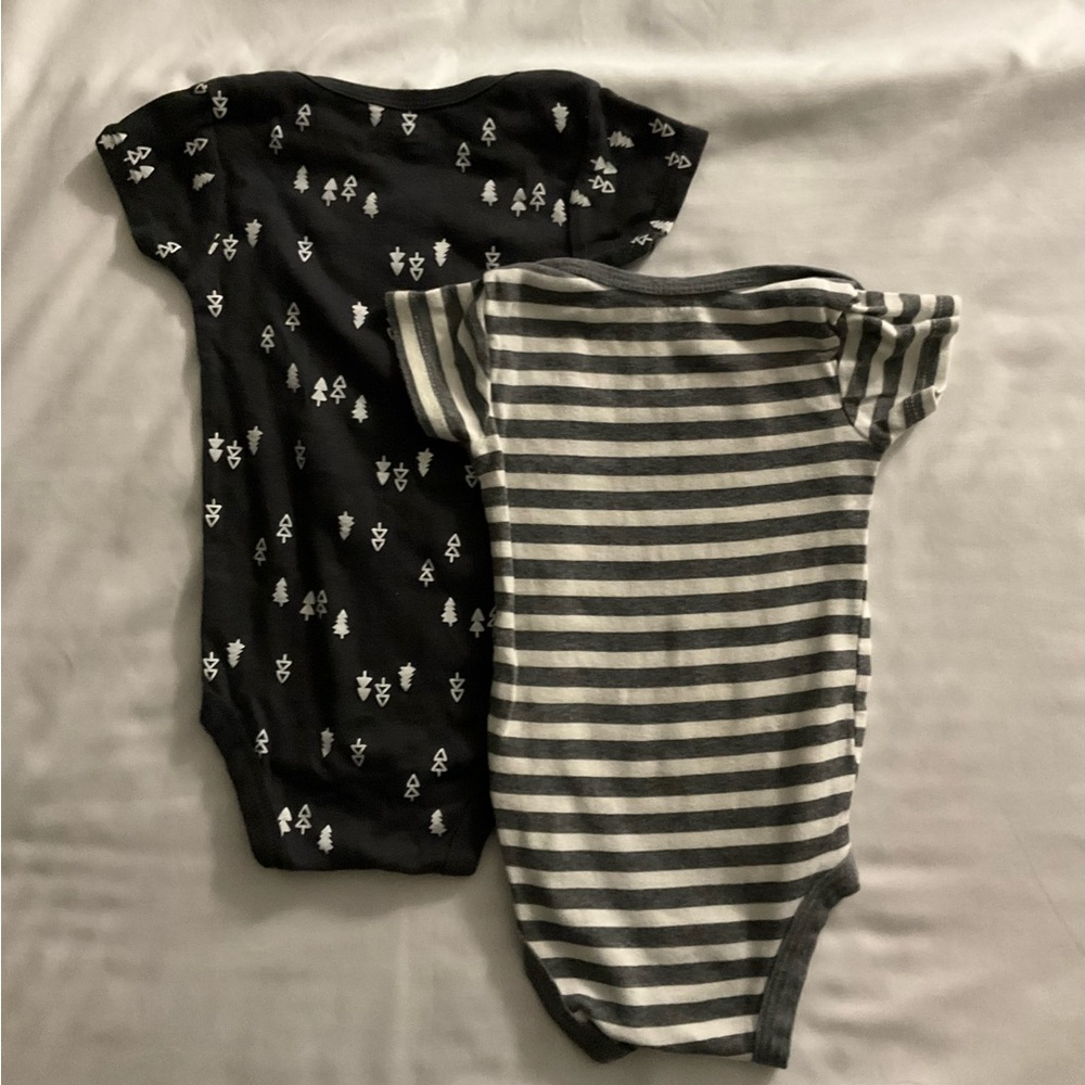 Gerber Baby Onesies 6 piece Set - Gray tones. Size 6-9 months - Picture 5 of 8